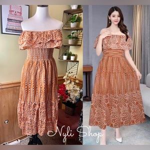 🌷Brand new offshie eyelet dress can fit Sm up to L stretchy smocking🌷